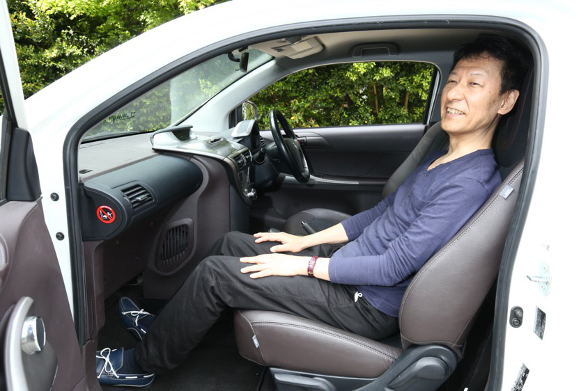 トヨタ・iQの助手席に座るオーナーの小林さん