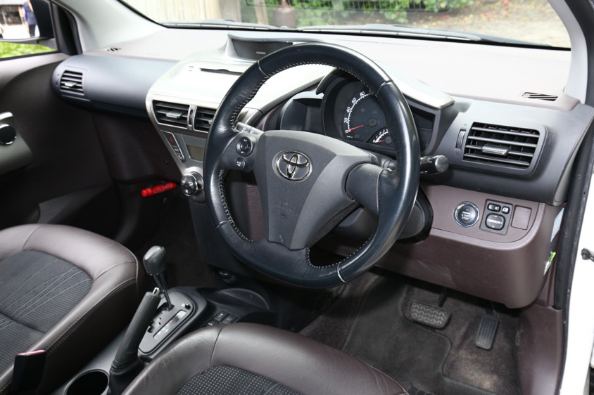トヨタ・iQの運転席