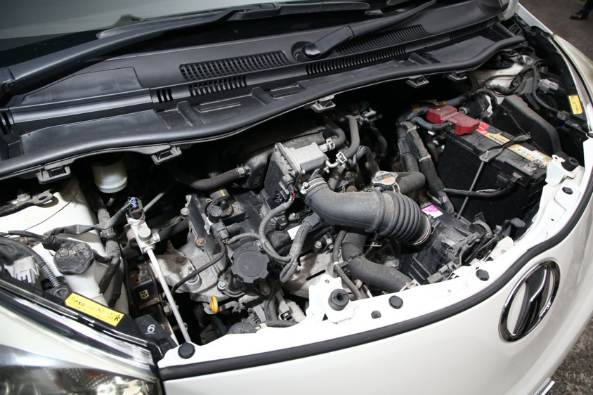 トヨタ・iQのエンジンルーム