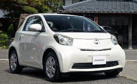 「車内で家族の距離が近いことが魅力」。『坊や』と呼ばれ13年愛され続けるトヨタiQ(KGJ10)