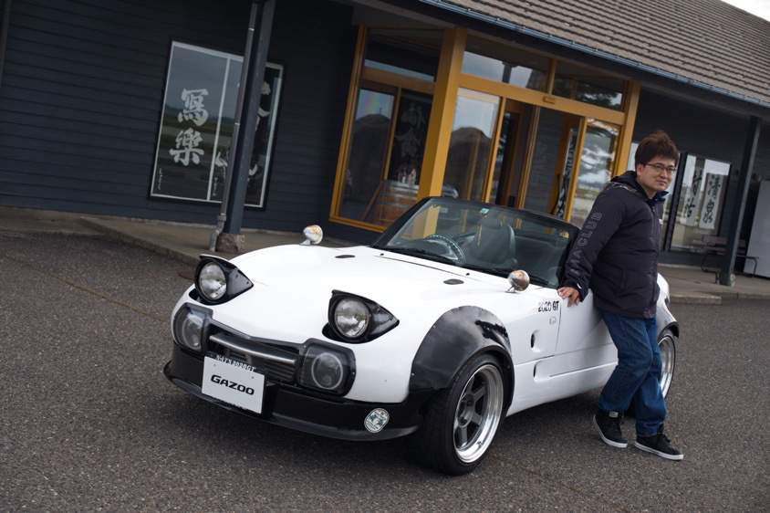 NATS 2020GTに腰掛ける曽我さん