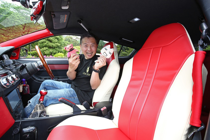 トヨタ・WiLL VSの運転席で竹内さんとぬいぐるみ