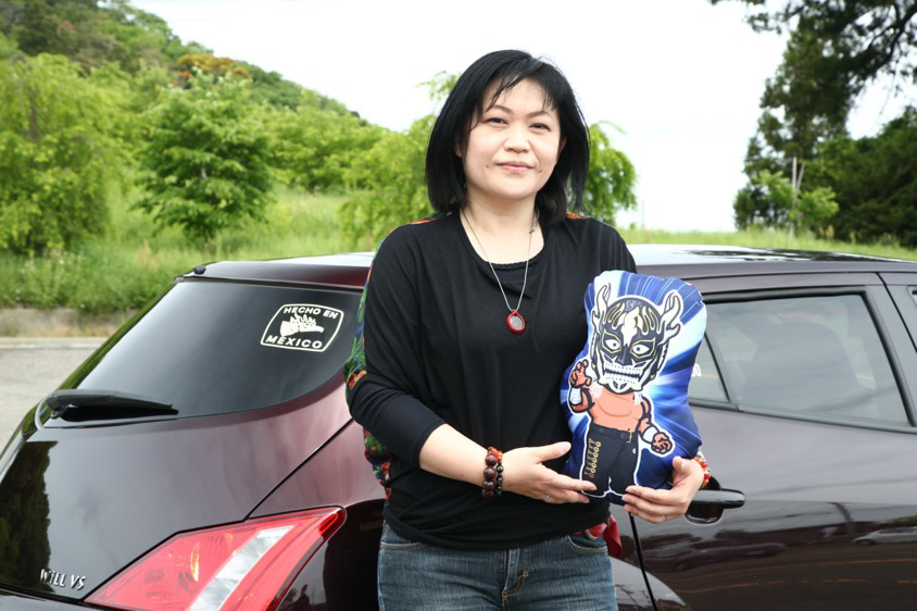 トヨタ・WiLL VSとデスペラードのクッションを持つのりんごさん