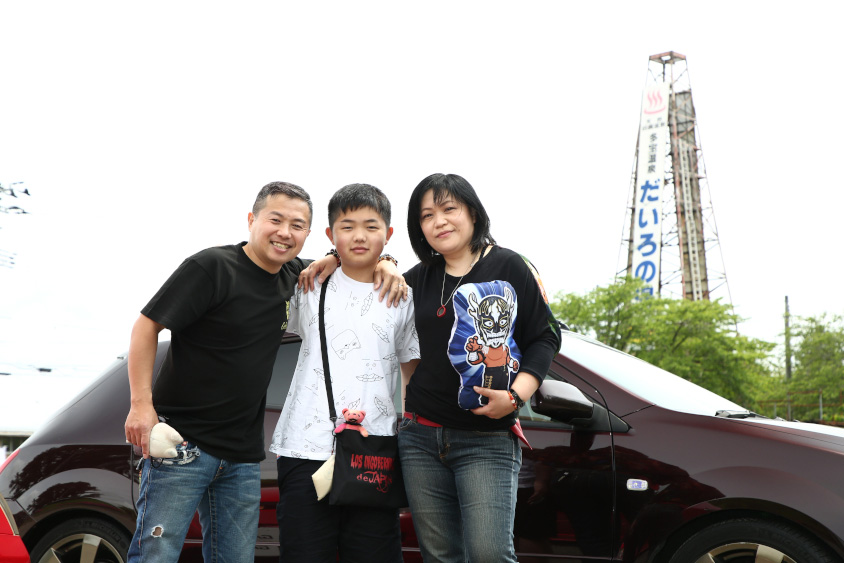 トヨタ・WiLL VSと肩を組む竹内さんご家族