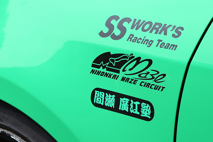 スズキ・スイフトスポーツの廣江塾のステッカー