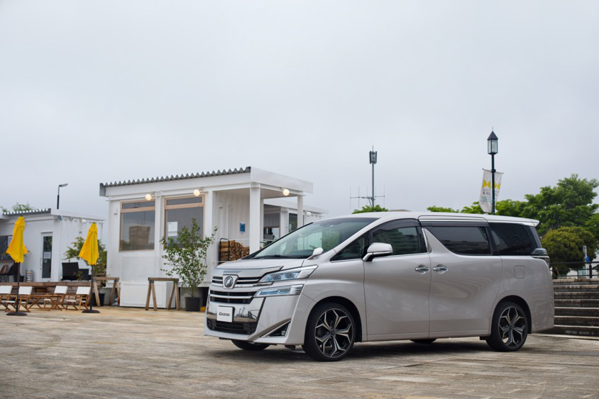 トヨタ・ヴェルファイアと万代テラス