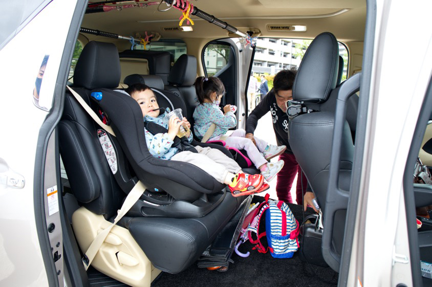 トヨタ・ヴェルファイアの後席に座るお孫さん