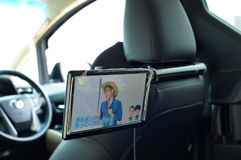 トヨタ・ヴェルファイアの後席のモニター