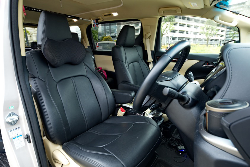 トヨタ・ヴェルファイアの運転席