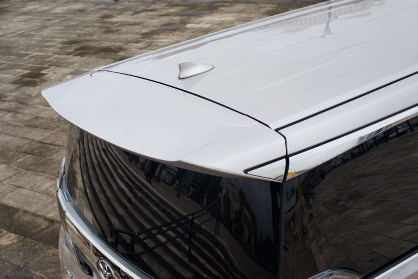 トヨタ・ヴェルファイアのリアスポイラー