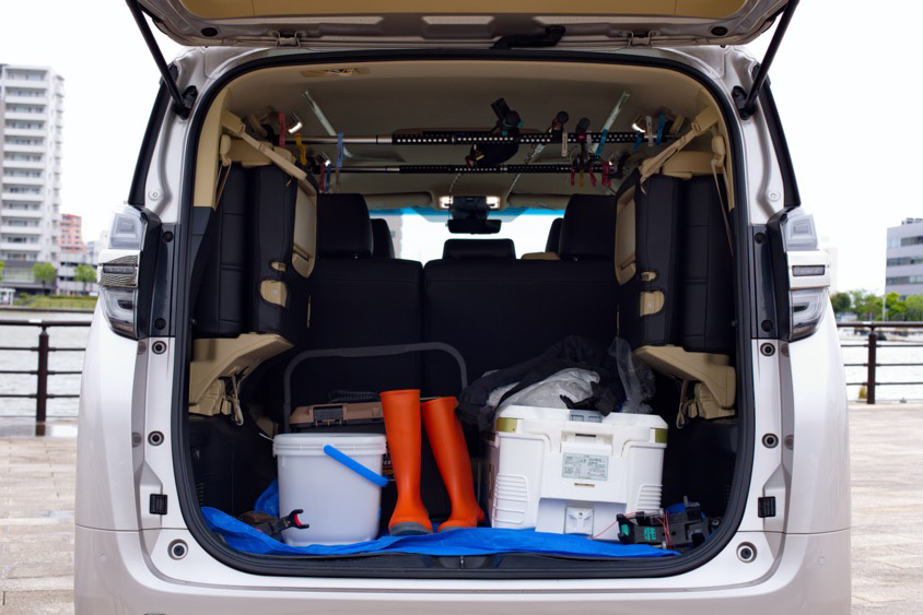 トヨタ・ヴェルファイアに釣り道具が収まる