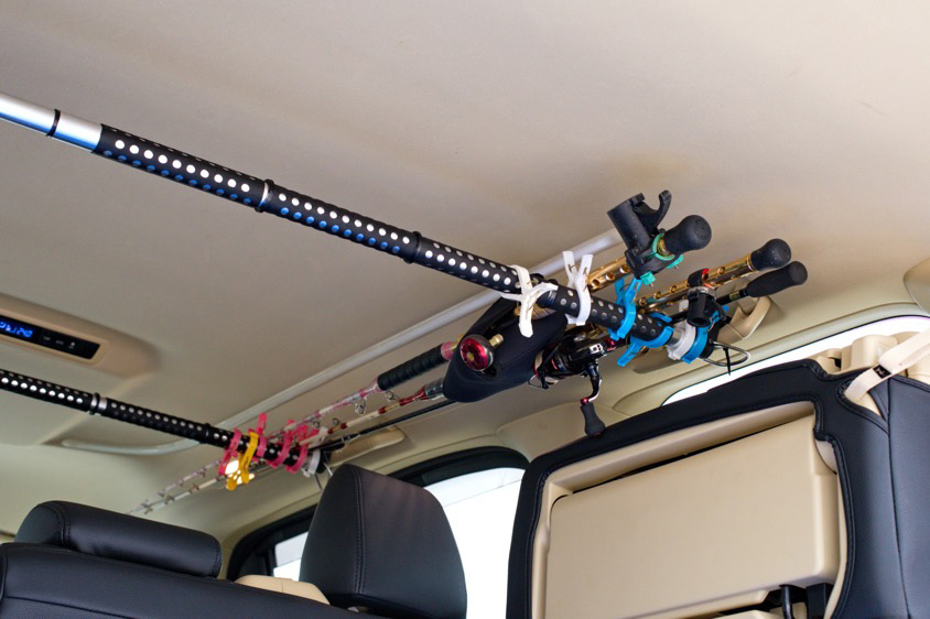 トヨタ・ヴェルファイアの車内に収まる釣竿