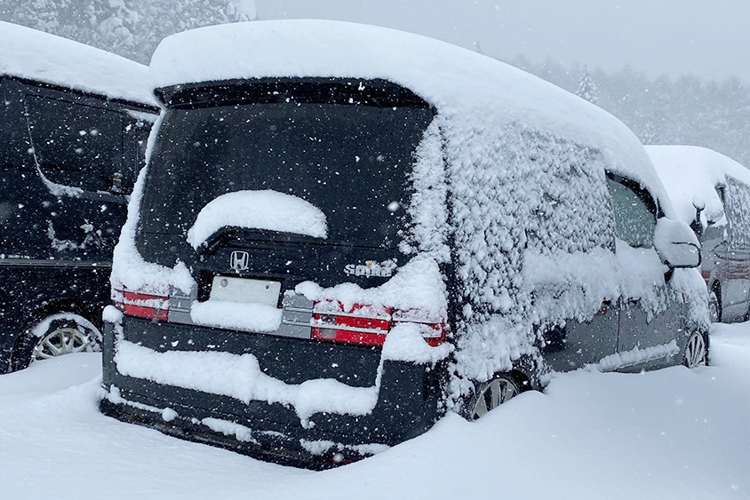 雪に埋もれるホンダ・モビリオスパイク