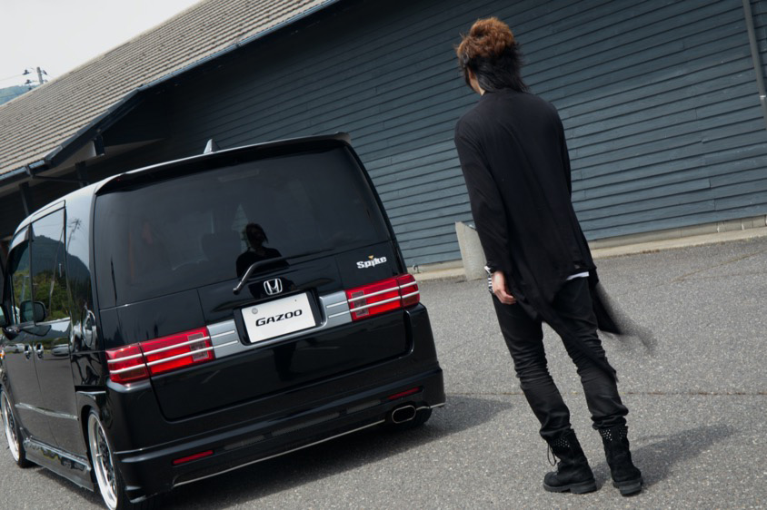 ホンダ・モビリオスパイクのリアビューとツートンさん