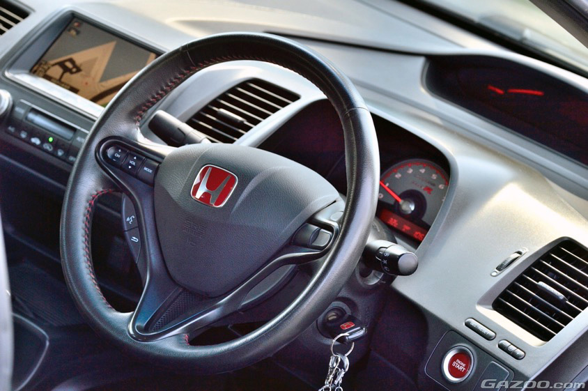 GAZOO愛車取材会の会場で道の駅 あきた港 ポートタワーセリオン イベント広場で取材した2008年式ホンダ・シビックタイプR(FD2型)の運転席