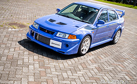 “青いトミマキ仕様”の三菱・ランサーに家族を乗せて。