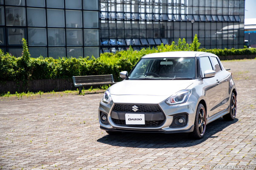 GAZOO愛車取材会の会場で道の駅 あきた港 ポートタワーセリオン イベント広場で取材したスズキ・スイフトスポーツ（ZC33S)