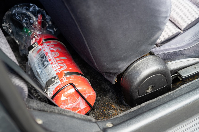 マツダ・サバンナRX-7 ウィニングリミテッド(FC3S)に搭載した消火器