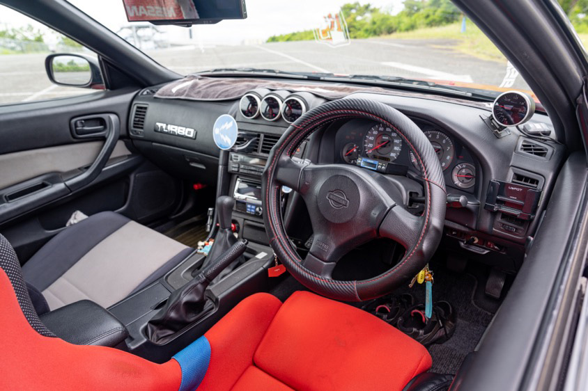 GAZOO愛車出張取材会で取材した1998年式日産 スカイライン 25GTターボ(ER34)の運転席