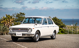 1967年式の旧車初代カローラを美しく保って乗りこなす至極のカーライフ