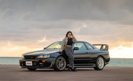 クルマ好き一家で育ったマルチリンガル女子が満喫する沖縄移住カーライフ