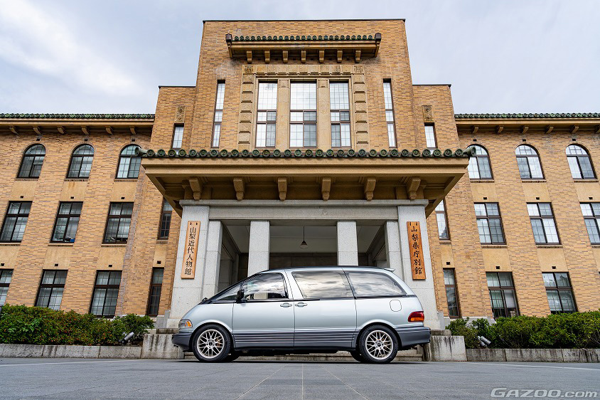GAZOO愛車取材会の会場である山梨県庁噴水広場で取材したトヨタ・1994年式エスティマ（TCR11W）