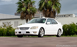 一家3世代が同じハンドルを握るアルテッツァは、家族の歴史そのもの