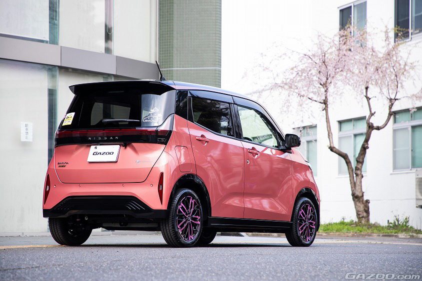 サクラ色の軽EVにひと目惚れ。和テイストを活かして、自分好みで楽しむ