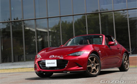 オープンカーで広がる友情と支援の輪。還暦から始まったロードスターと