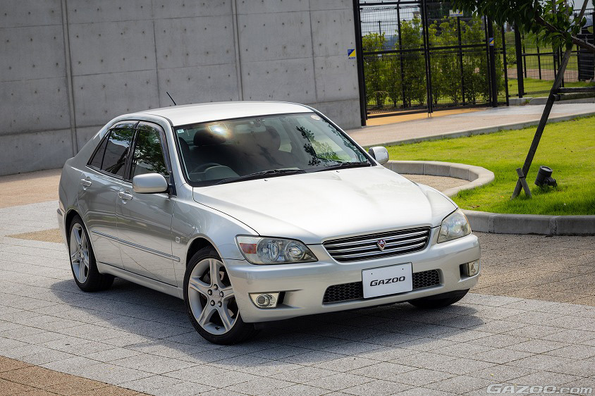 GAZOO愛車取材会の会場である香川県の『道の駅 恋人の聖地 うたづ臨海公園』で取材したトヨタ・アルテッツァ RS200 Zエディション(SXE10型)