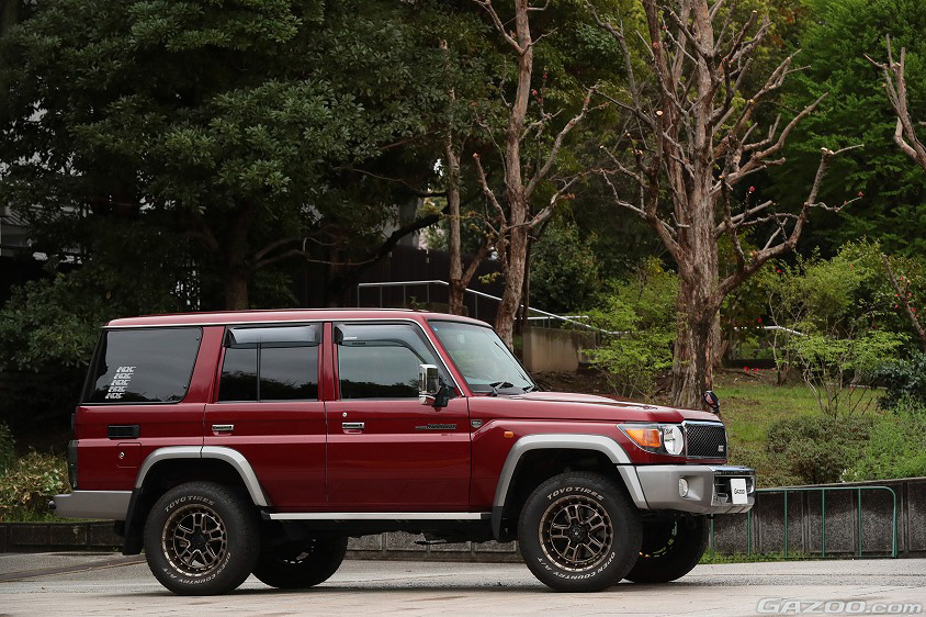 GAZOO愛車取材会の会場である西京極総合運動公園で取材したトヨタ・ランドクルーザー70(GRJ76K型)