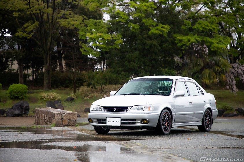 GAZOO愛車取材会の会場である西京極総合運動公園で取材したトヨタ・カローラGT（AE111型）