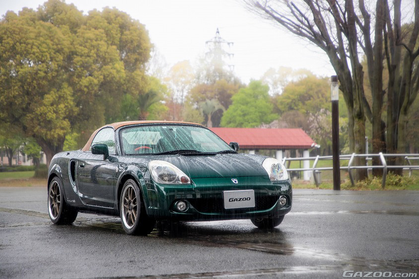 GAZOO愛車取材会の会場である西京極総合運動公園で取材したトヨタ・MR-S Vエディション(ZZW30型)
