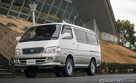 2輪レースから恐竜レースまで!? 3台の100系ハイエースを乗り継いできた夫婦の愛車ライフ