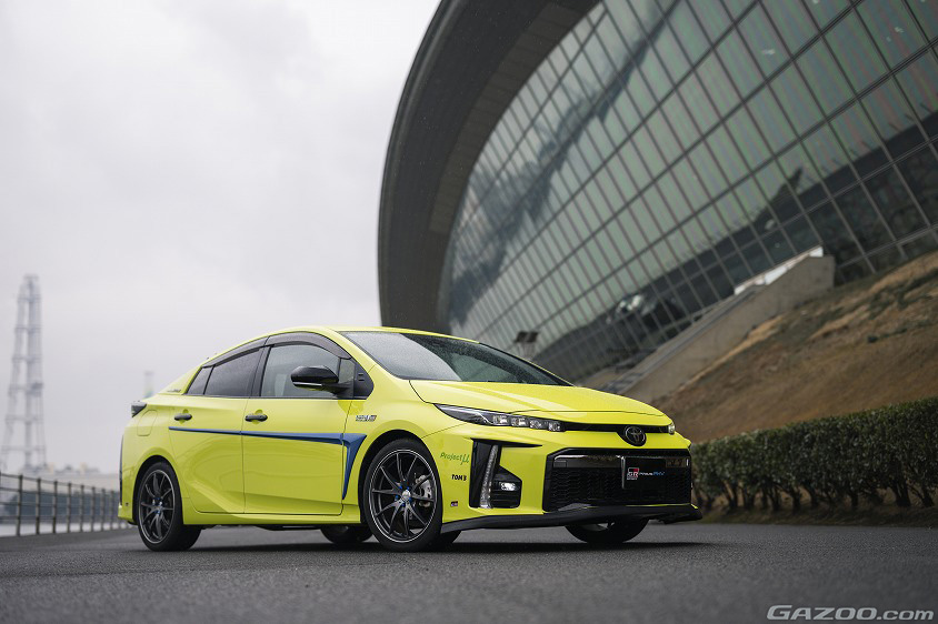 GAZOO愛車取材会の会場である霞ヶ浦緑地公園で取材したトヨタ・プリウスPHV Ｓナビパッケージ・GRスポーツ（ZVW52型）
