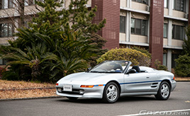 スタイリッシュな希少オープンカーで風を感じながら走る優雅な時間