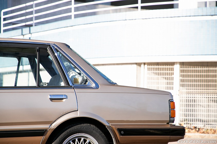 【純正・未使用】 ダイハツ シャルマン エンブレム DAIHATSU Charmant 当時物 ★ストック最後の一つです ダイハツのフラッグシップ「シャルマン」のベースはカローラ！ 108.1万