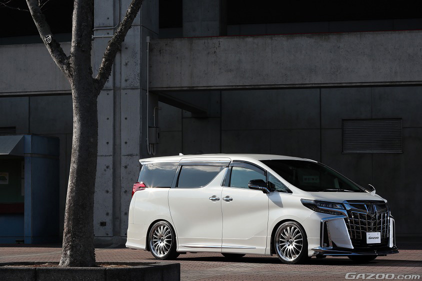 GAZOO愛車取材会の会場である倉敷スポーツ公園で取材したトヨタ・アルファード(AGH30型)