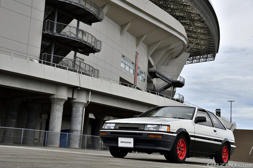 GAZOO愛車取材会の会場である埼玉県の『埼玉スタジアム2〇〇2』で取材したトヨタ・カローラレビン GT APEX(AE86型)