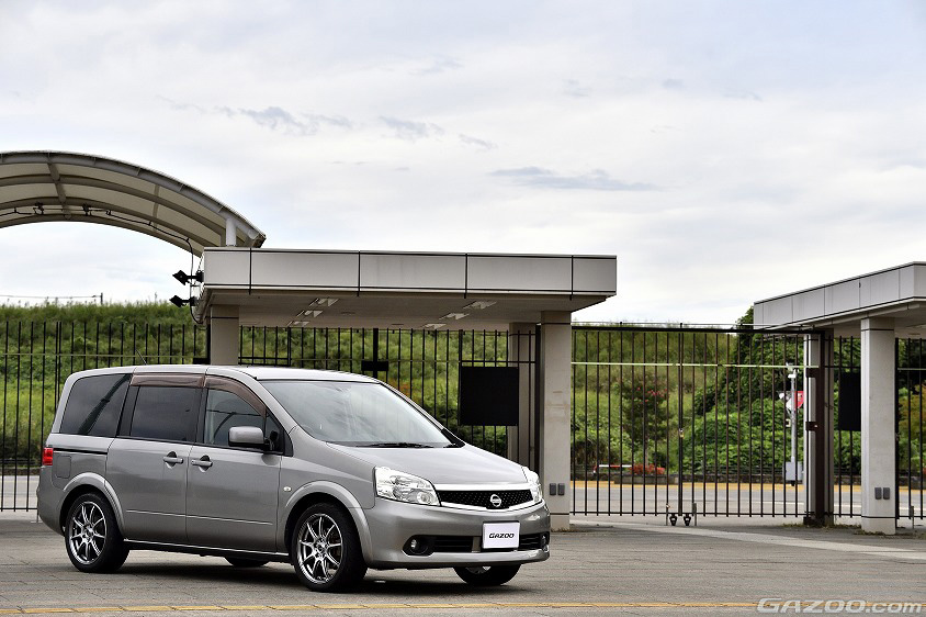 GAZOO愛車取材会の会場である埼玉県の『埼玉スタジアム2〇〇2』で取材した日産・ラフェスタ20S（B30型）