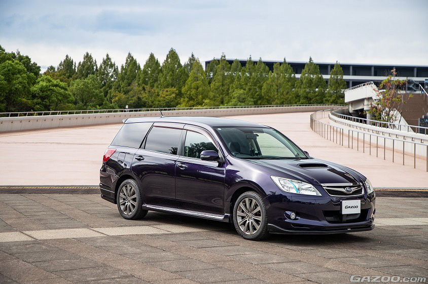 GAZOO愛車取材会の会場である埼玉県の『埼玉スタジアム2〇〇2』で取材したスバル・エクシーガ（YA5型）