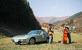 友人とコントラバスをポルシェ924Sに乗せて、しなやかに奏でるカーライフ