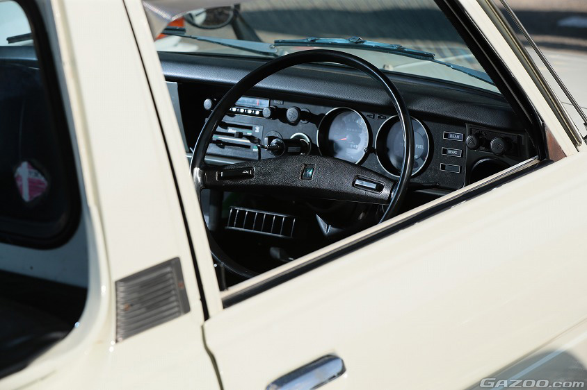 トヨタ・パブリカピックアップの運転席