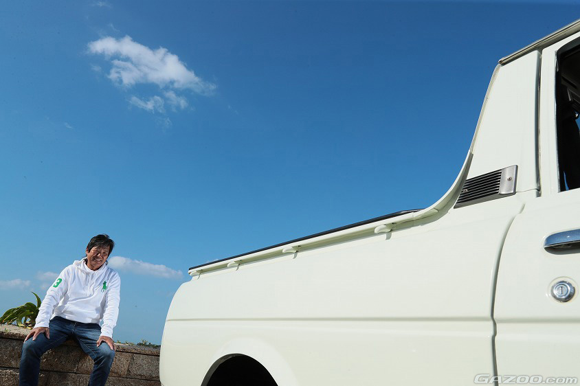 トヨタ・パブリカピックアップを眺めるオーナーのヒサさん