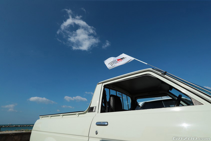 トヨタ・パブリカピックアップと青空