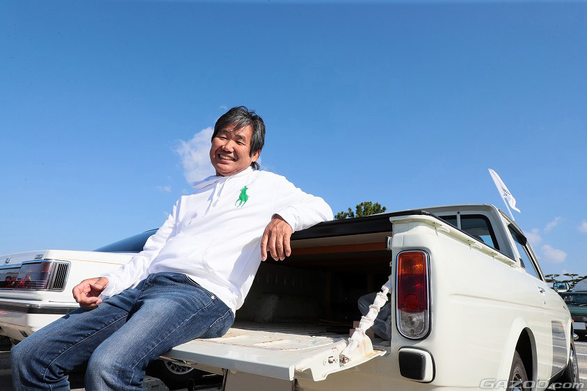 トヨタ・パブリカピックアップのアオリに座るオーナーのヒサさん