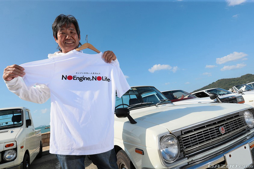 トヨタ・パブリカピックアップと「No Engine,No Life」のTシャツを持つオーナーのヒサさん