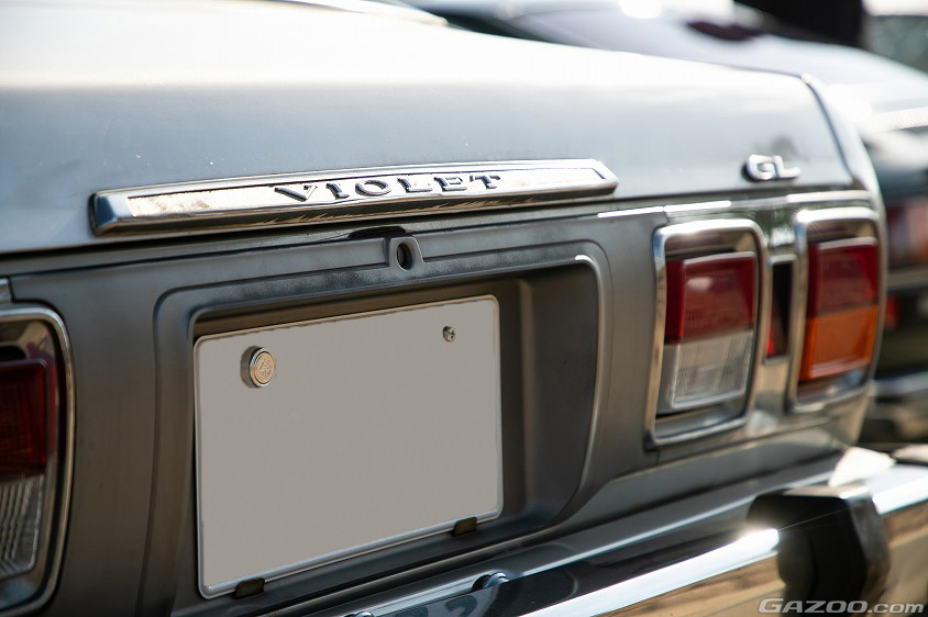 日産・バイオレット（2代目）のVIOLETのエンブレム