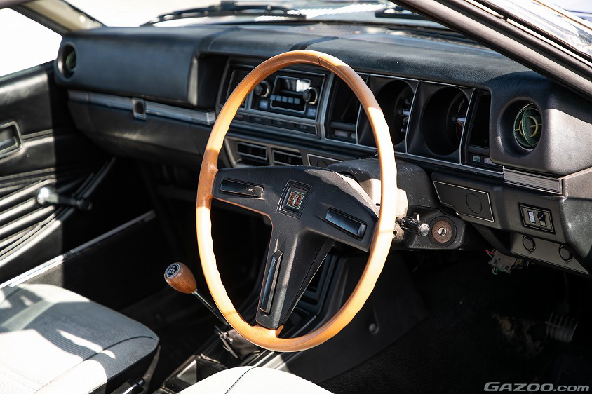 日産・バイオレット（2代目）の運転席