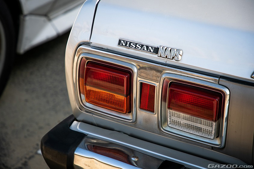 日産・バイオレット（2代目）の「NAPS」のエンブレム